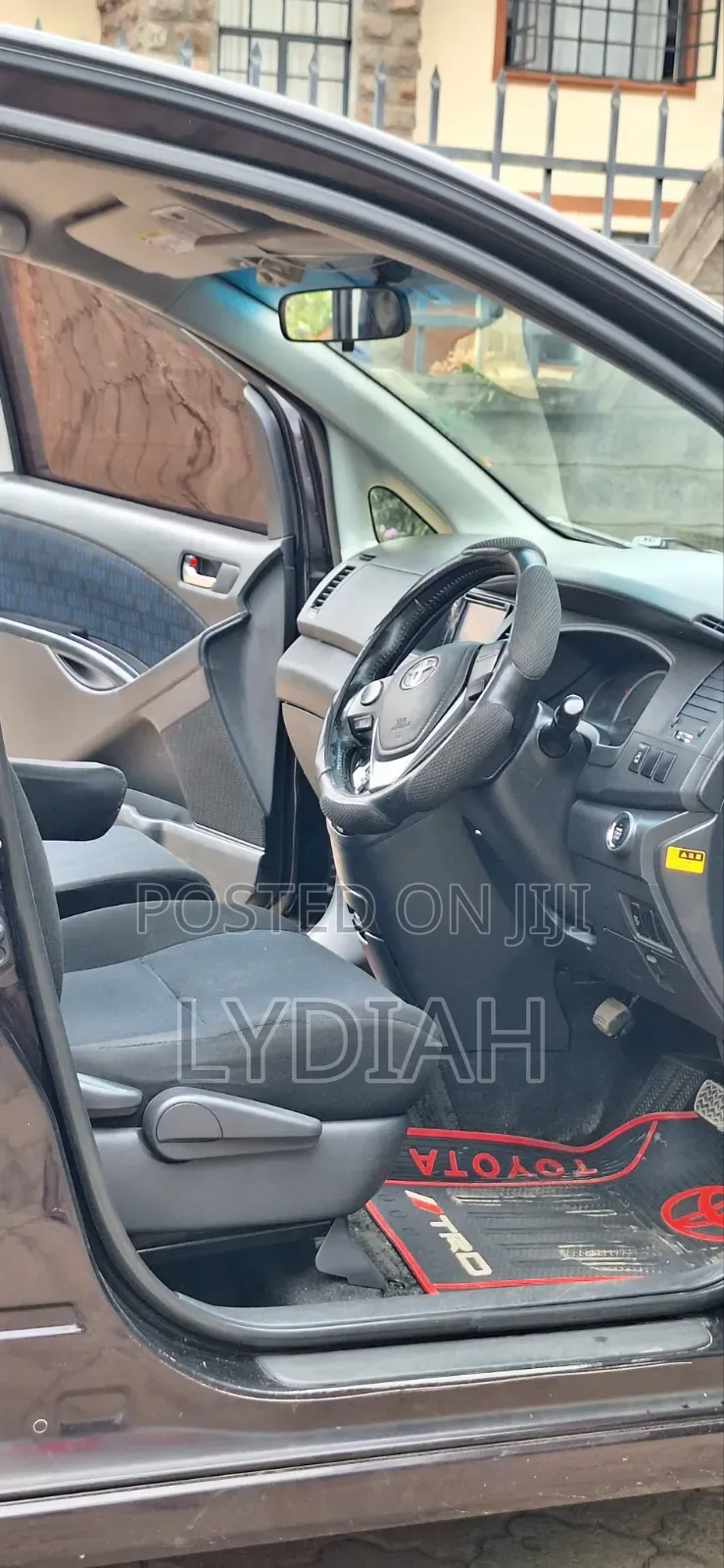 Toyota ISIS 2013 Maroon