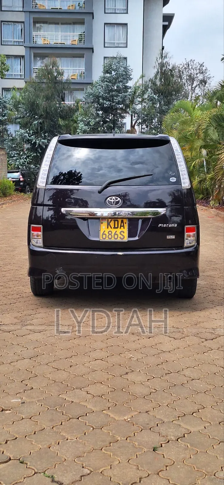 Toyota ISIS 2013 Maroon