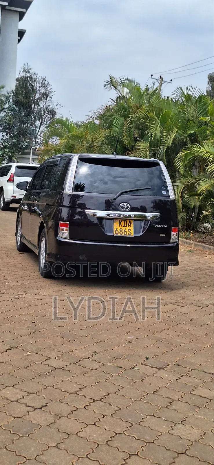Toyota ISIS 2013 Maroon