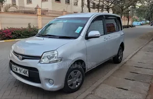 Toyota Sienta 2012