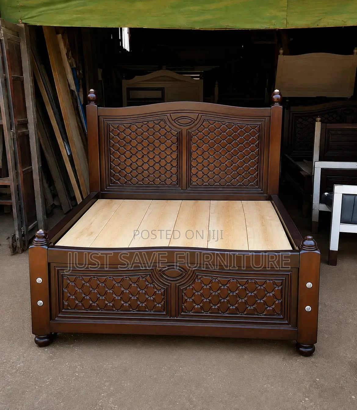 Royalwood 5x6 Mahogany Carved Bed