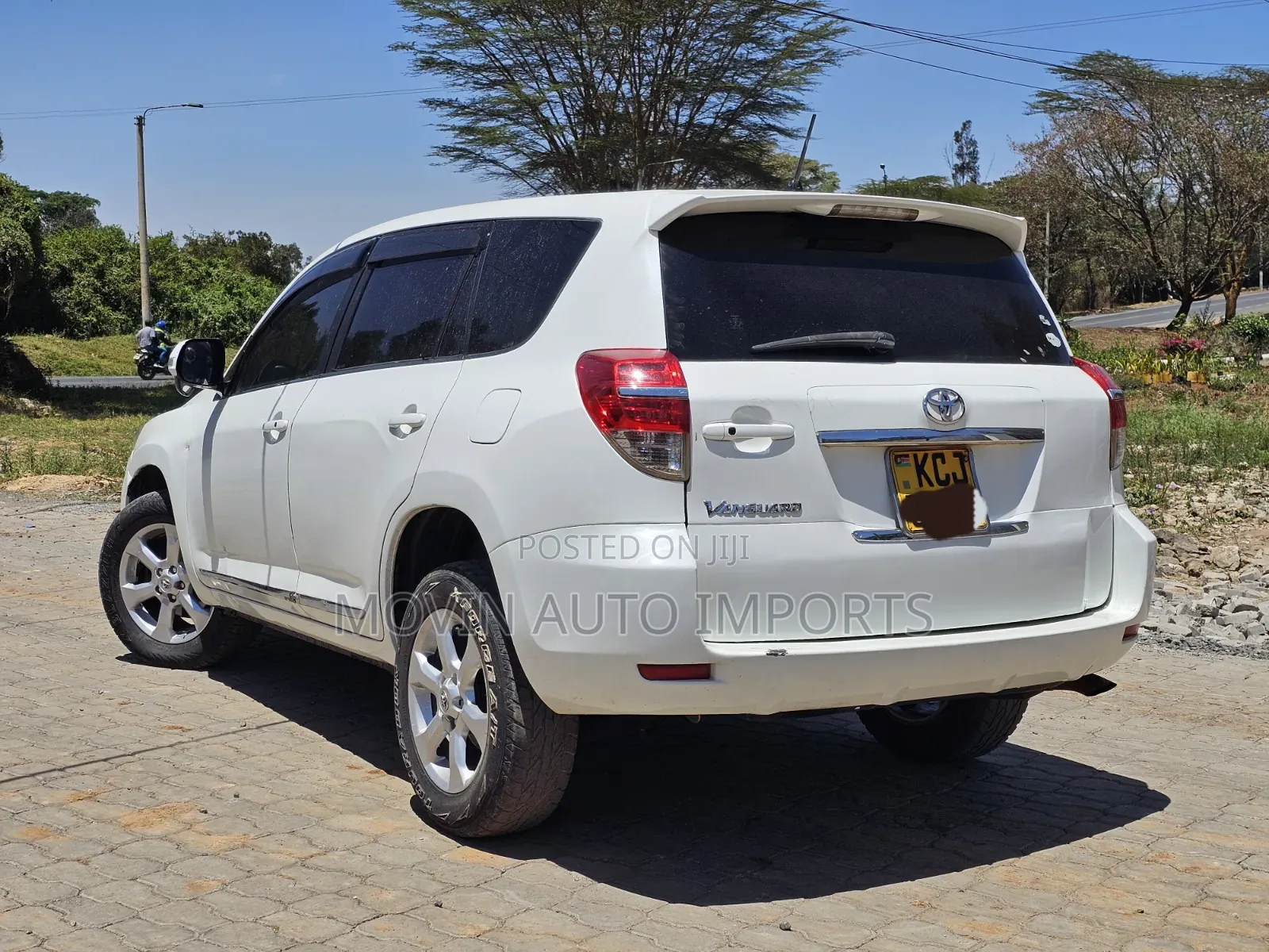 Toyota Vanguard 2010 White
