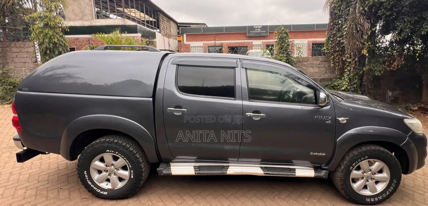 Toyota Hilux 2012 Gray