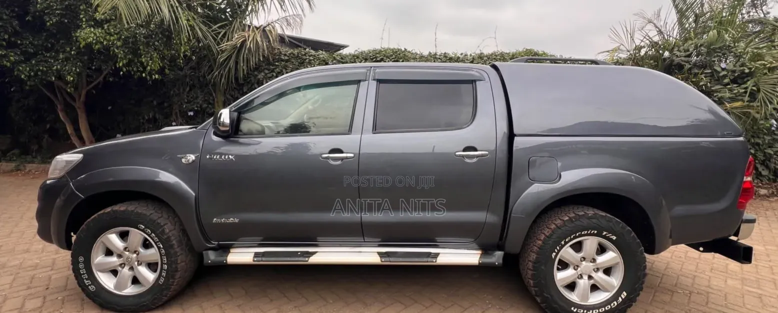 Toyota Hilux 2012 Gray