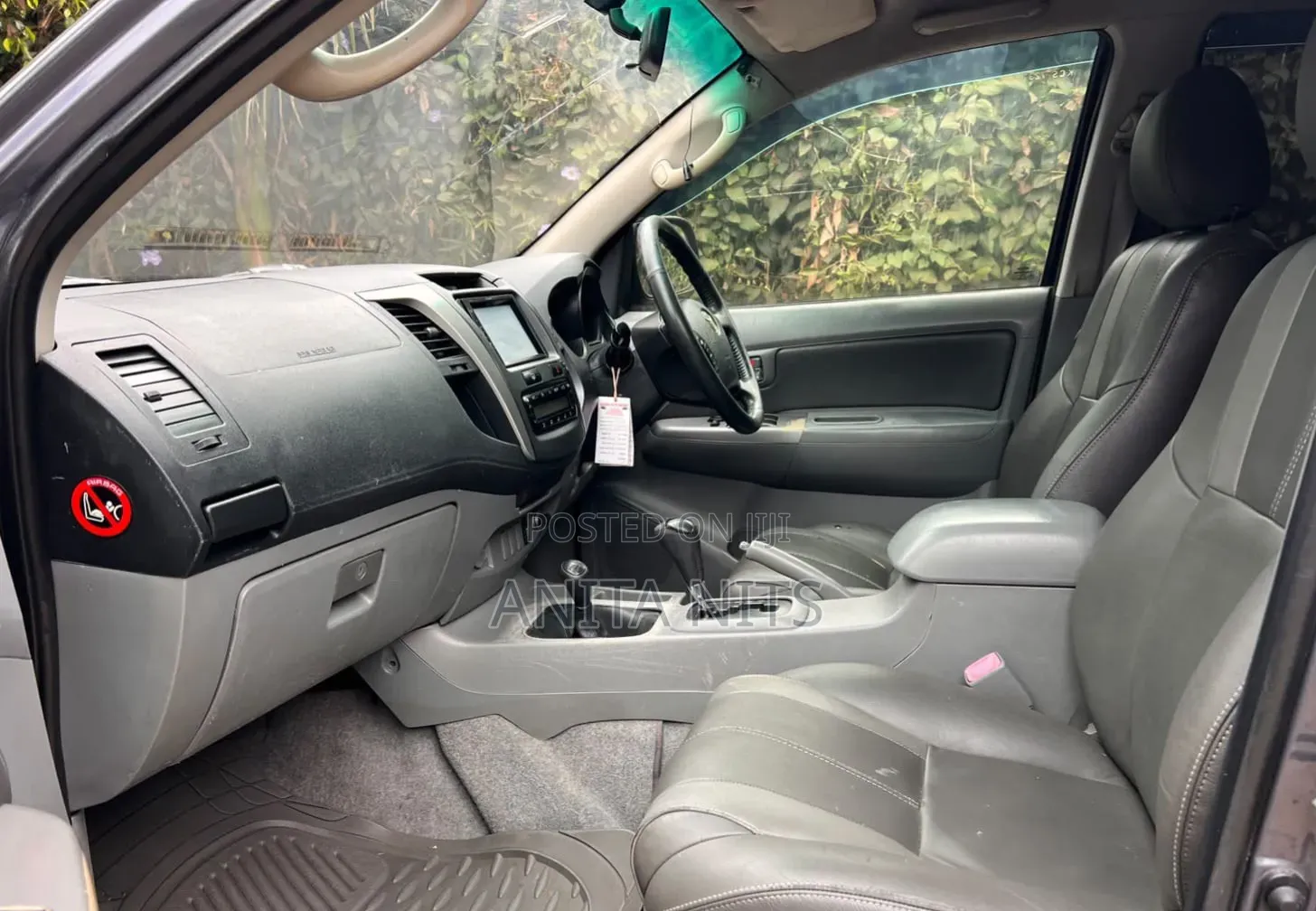 Toyota Hilux 2012 Gray