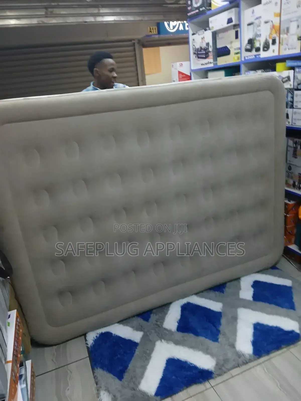 Queensize Airbed With Inbuilt Electric Pump 5 ×6