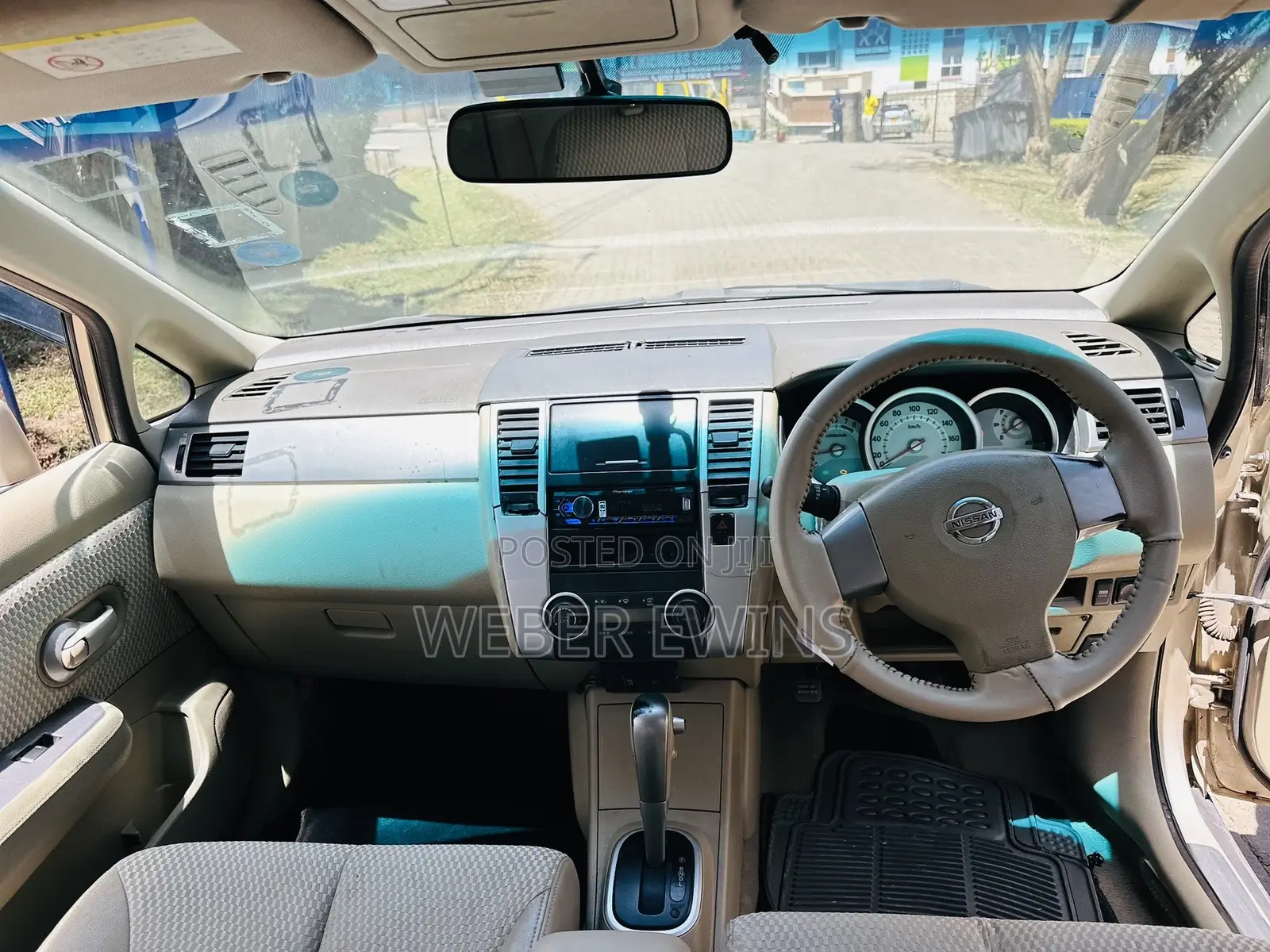 Nissan Tiida 2010 Gold