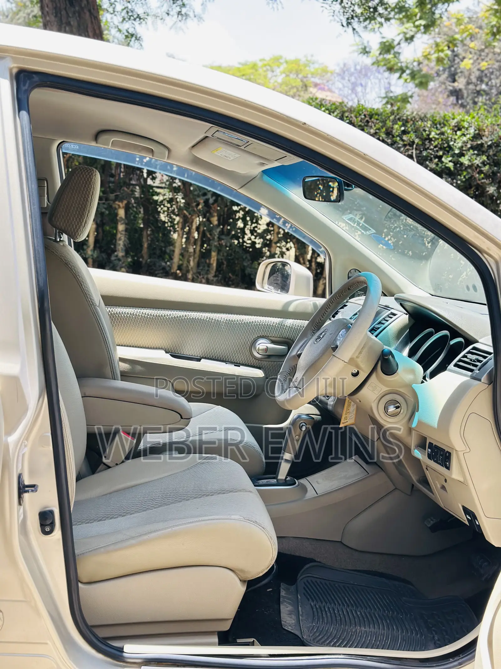 Nissan Tiida 2010 Gold