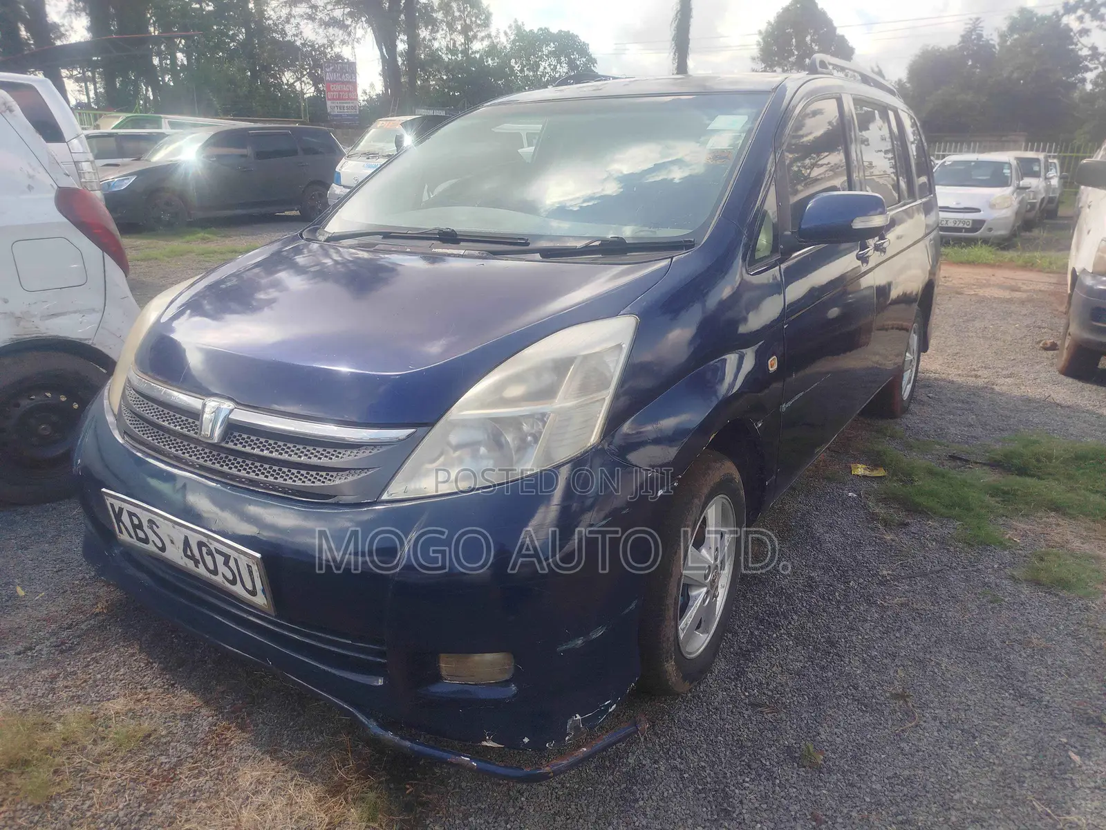Toyota ISIS 2005 Blue