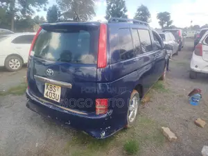 Toyota ISIS 2005 Blue