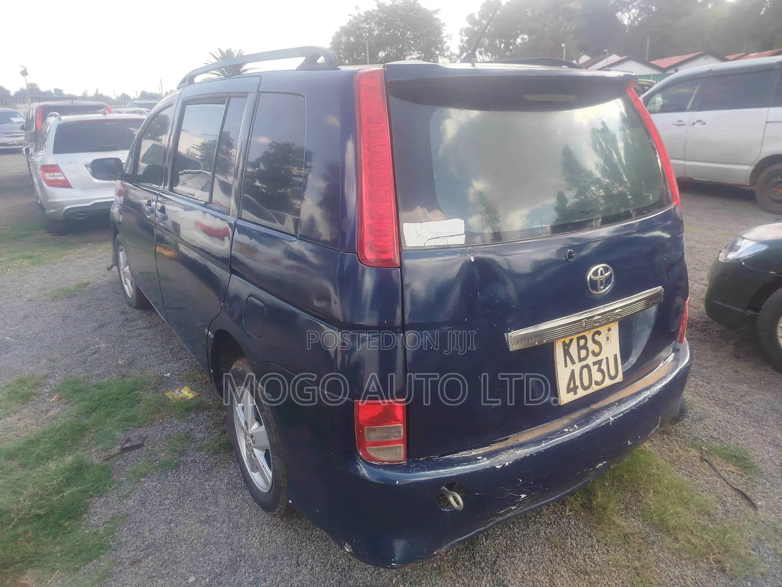 Toyota ISIS 2005 Blue