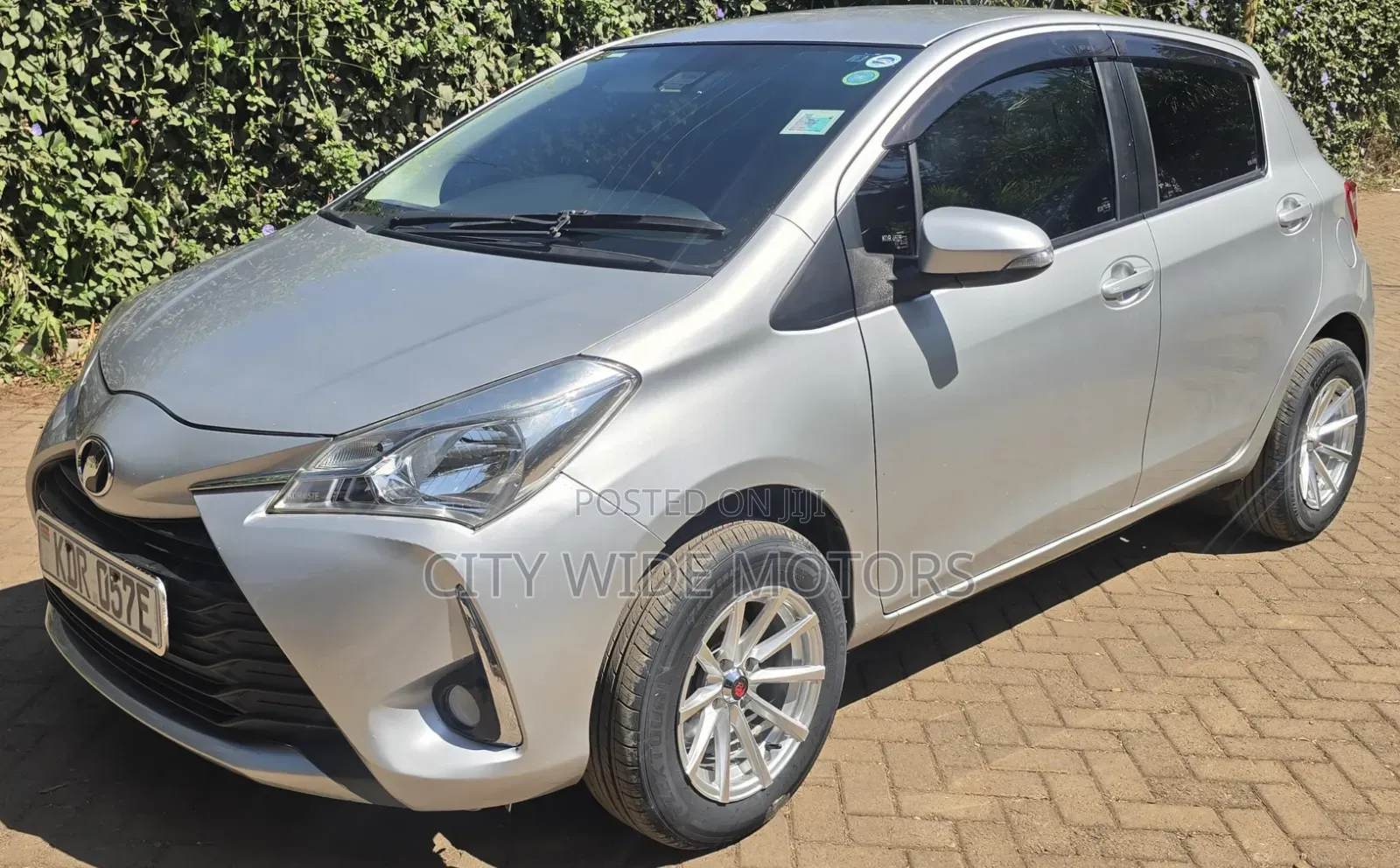 Toyota Vitz 2017 Silver