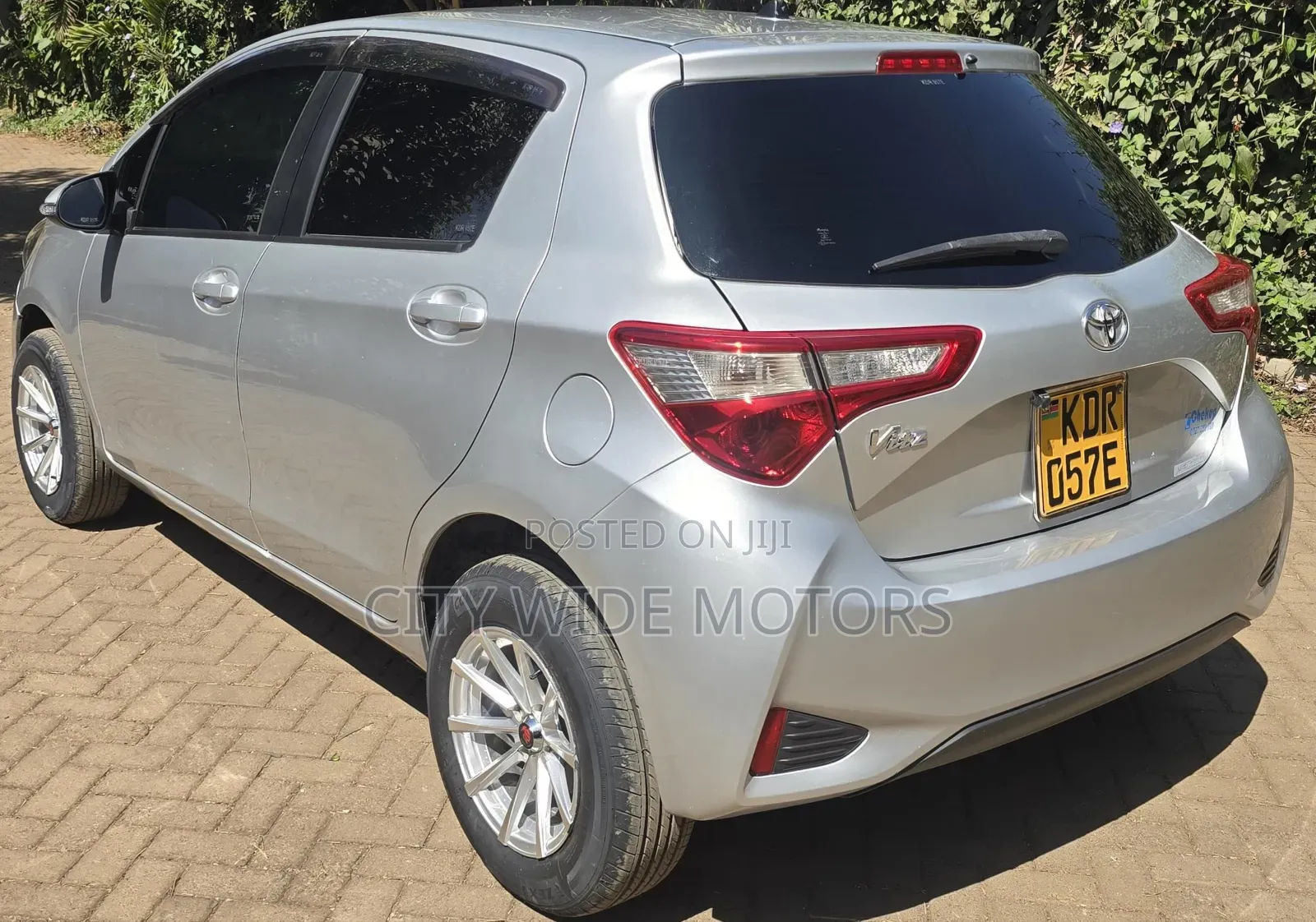 Toyota Vitz 2017 Silver
