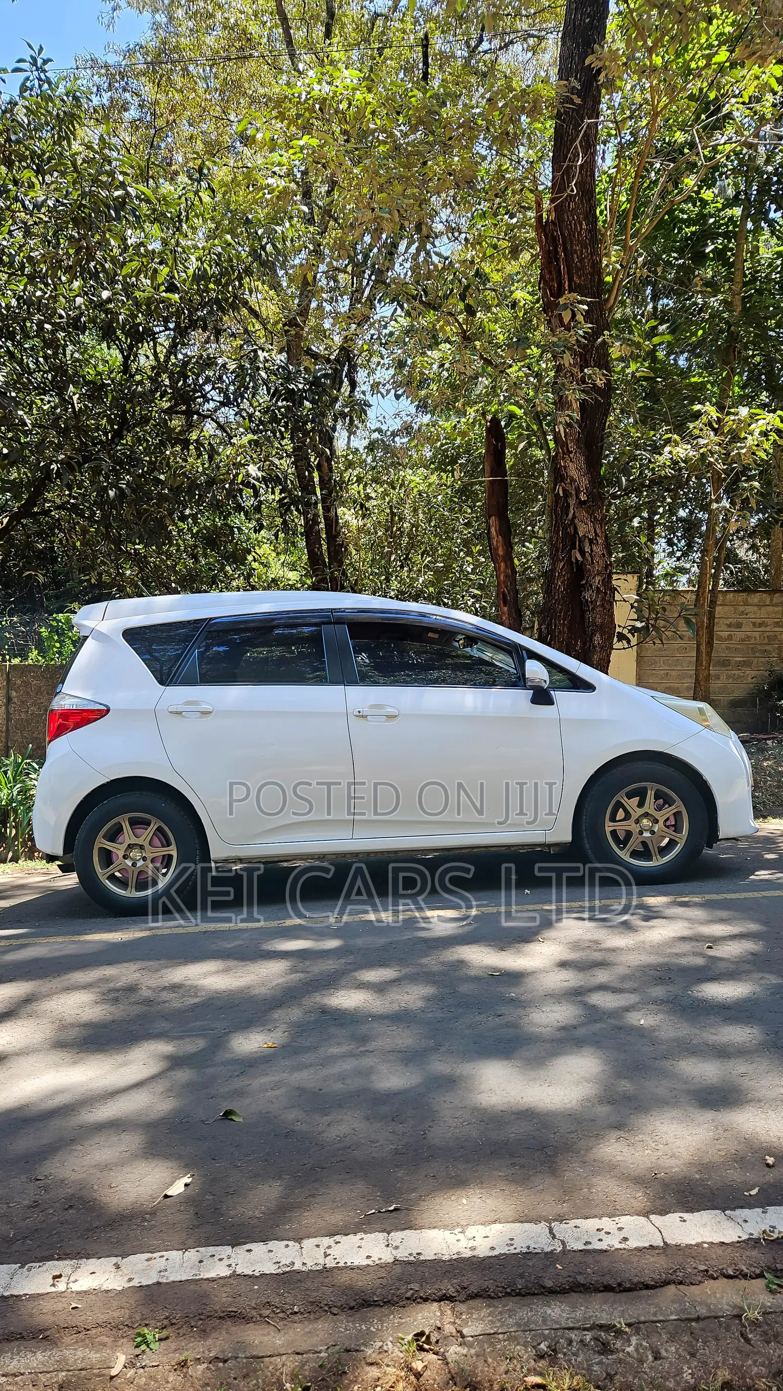 Toyota Ractis 1.3 FWD 2013 White