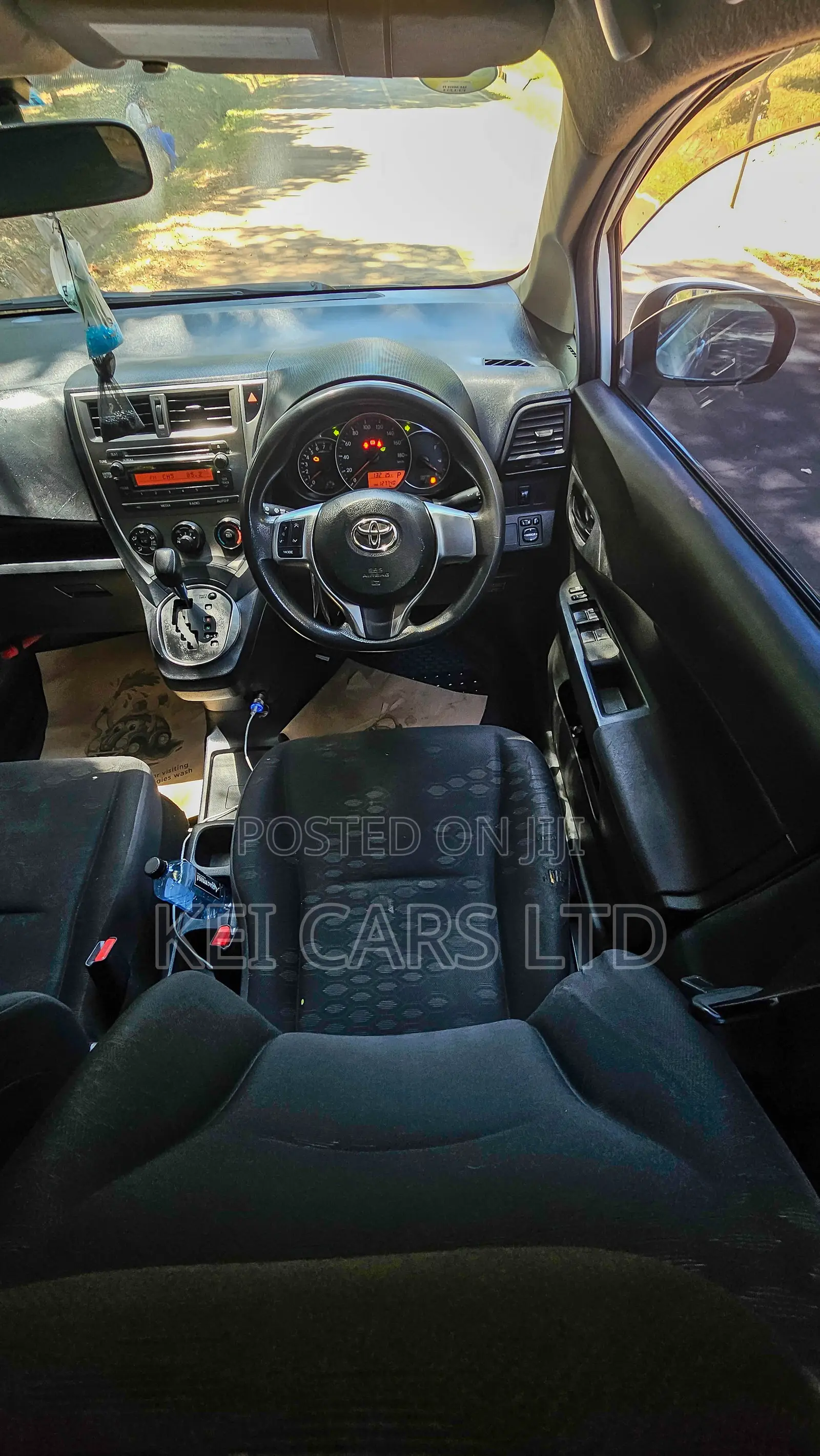 Toyota Ractis 1.3 FWD 2013 White