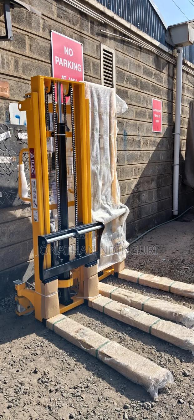 Manual Hydraulic Stacker – Industrial Material Handler - thumbnail 2