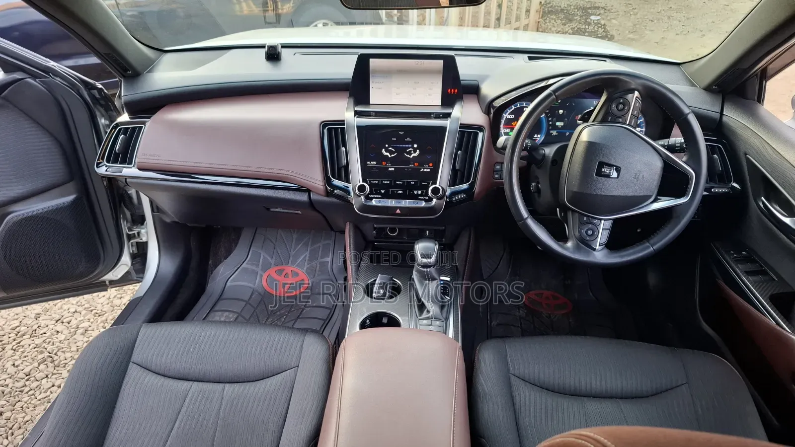 Toyota Crown 2018 Silver
