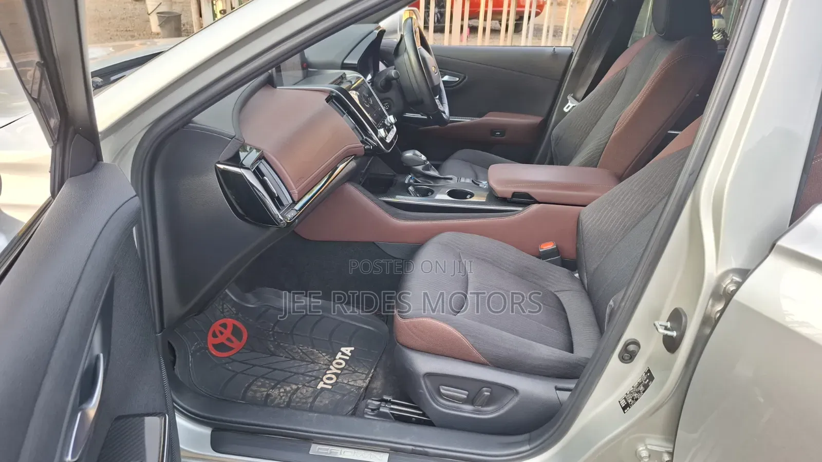 Toyota Crown 2018 Silver