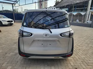 Toyota Sienta 2019 Silver
