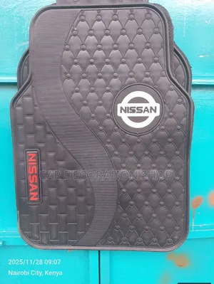Nissan 5pcs Nissan White Accent Prominent Logo Carpet Mats
