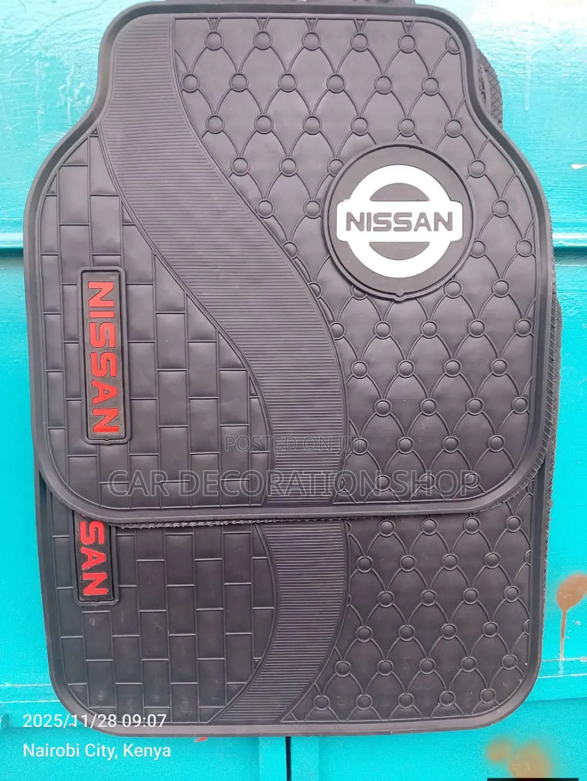 Nissan 5pcs Nissan White Accent Prominent Logo Carpet Mats