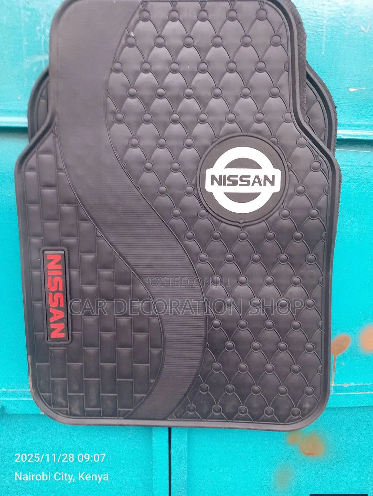 Nissan 5pcs Nissan White Accent Prominent Logo Carpet Mats