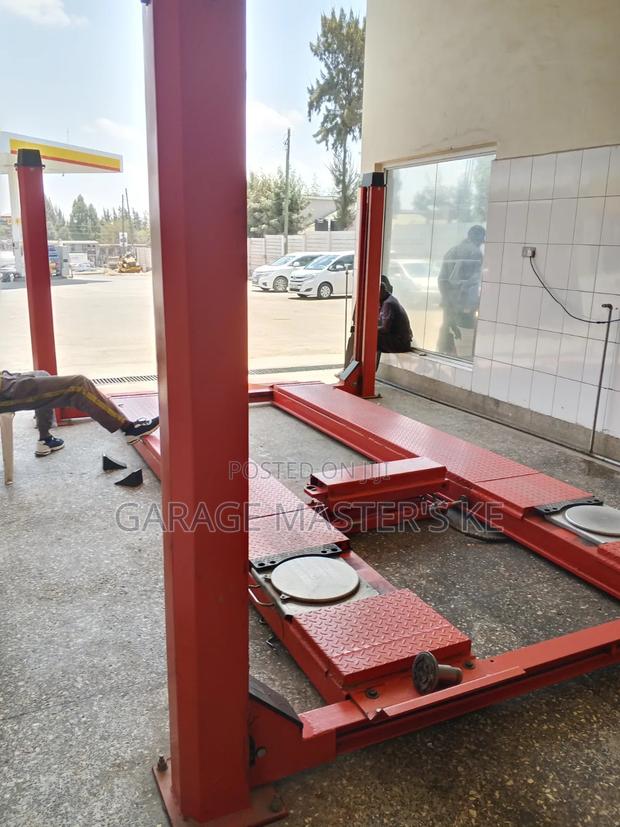 Efficient 4T Post Vehicle Lift