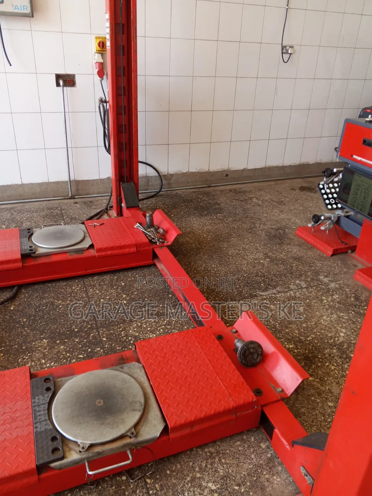 Stable Design 4post Lift for Maximum Support