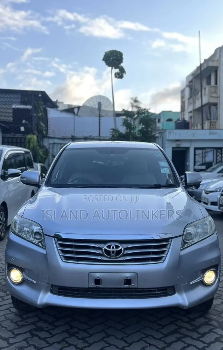 Toyota Vanguard 2011 Silver