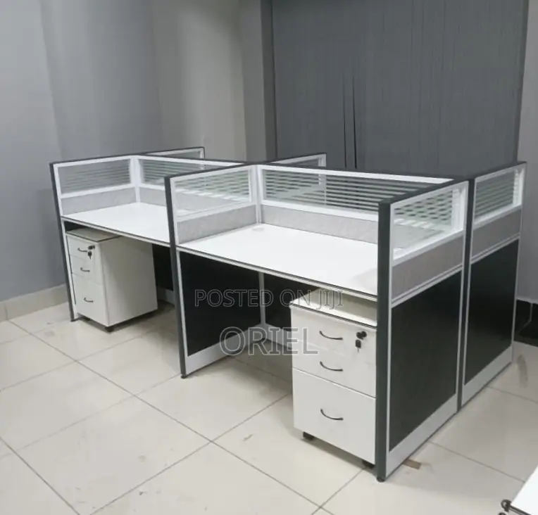 Office Workstation : 4-Person Modular Workstation