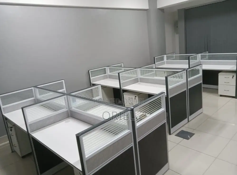Office Workstation : 4-Person Modular Workstation