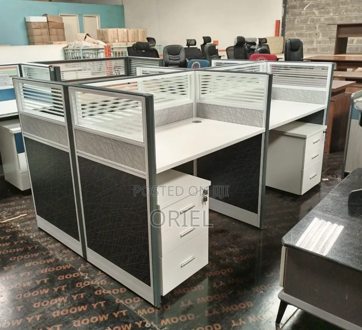 Office Workstation : 4-Person Modular Workstation