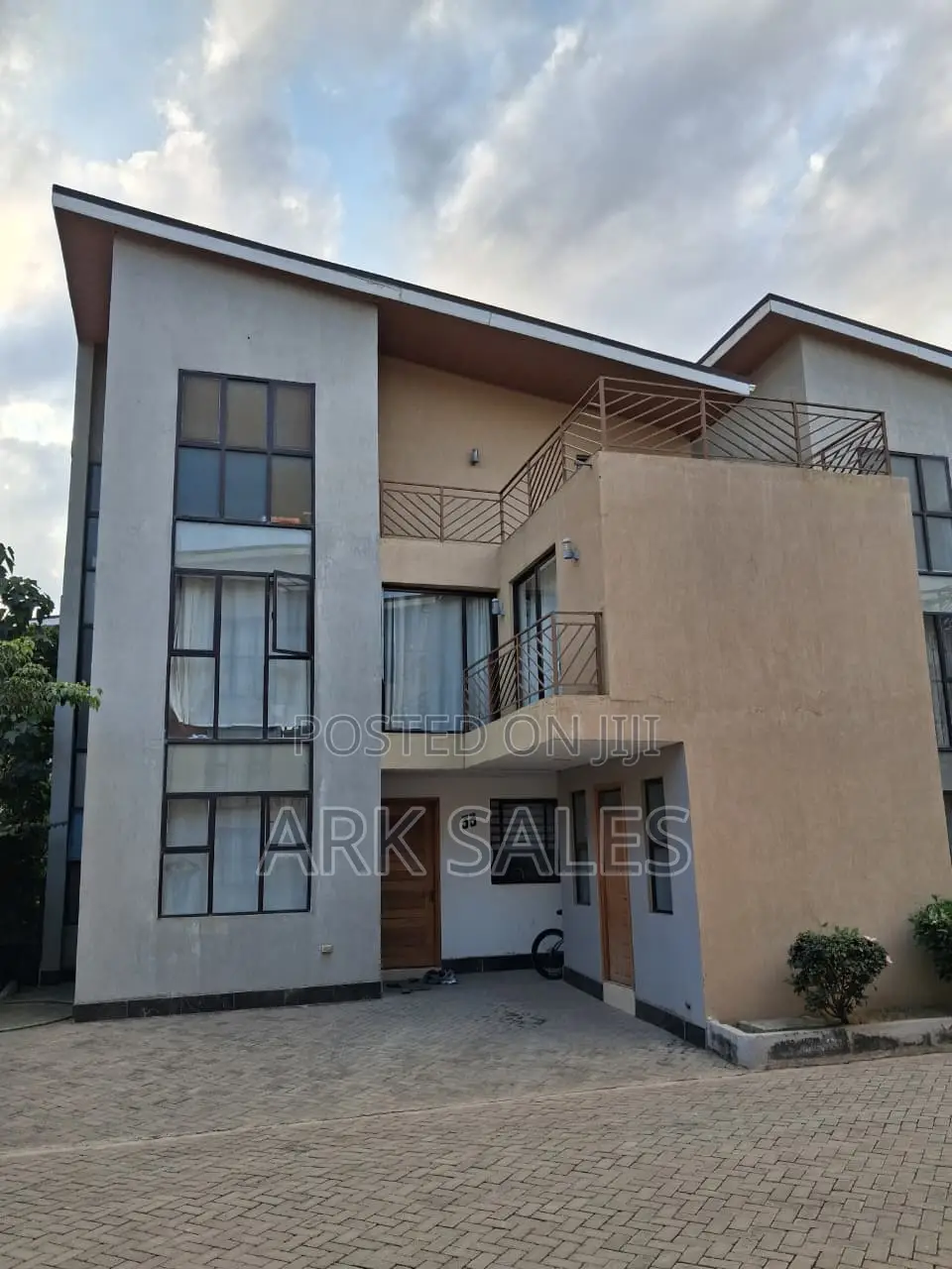 6bdrm Duplex in Fairfield Estate, Hotel 67 Area for rent
