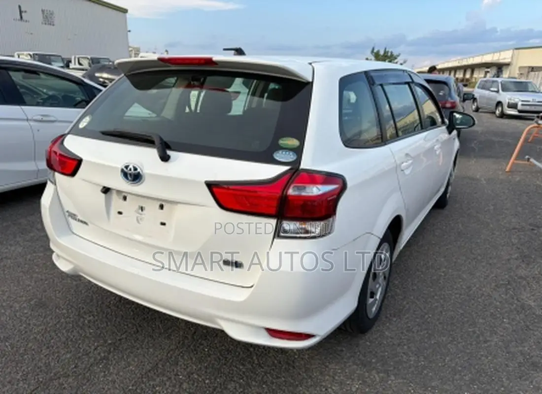 Toyota Corolla Fielder 1.5 Hybrid FWD 2020 Pearl
