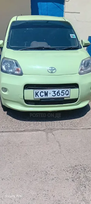 Toyota Porte 2012 Beige