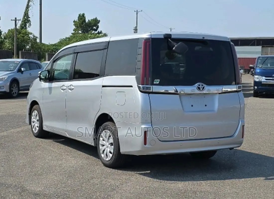 Toyota Noah 2021 Silver