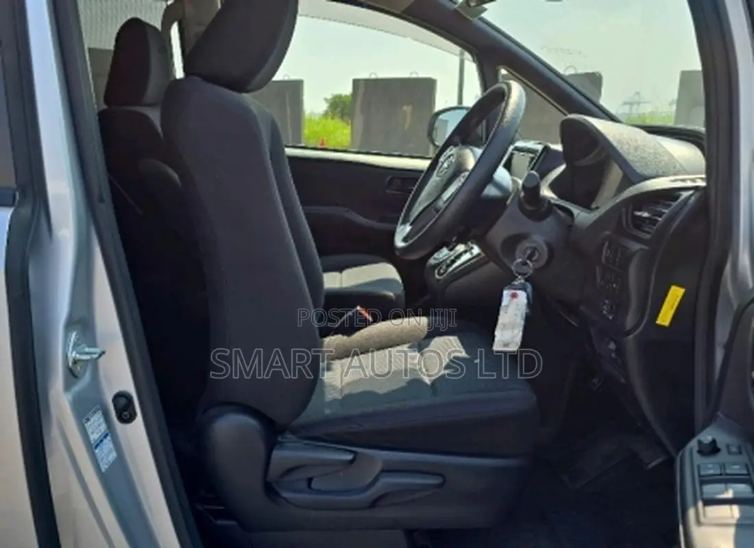 Toyota Noah 2021 Silver