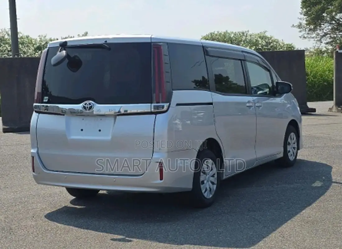 Toyota Noah 2021 Silver