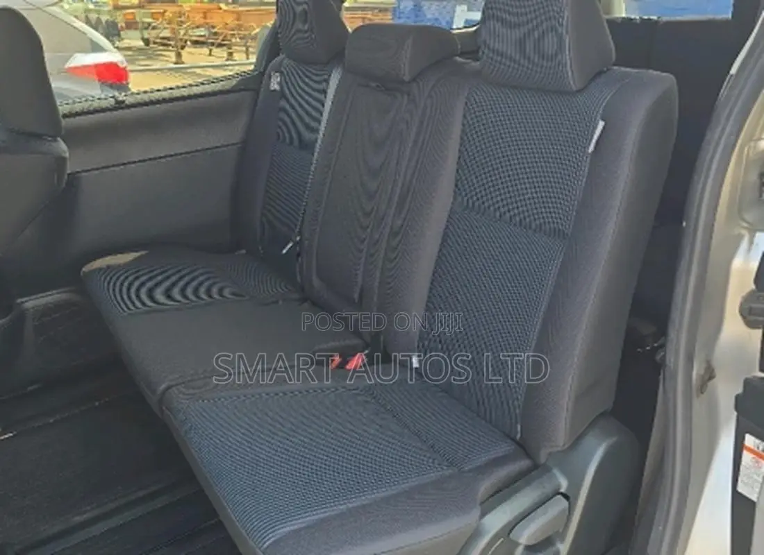 Toyota Noah 2021 Silver