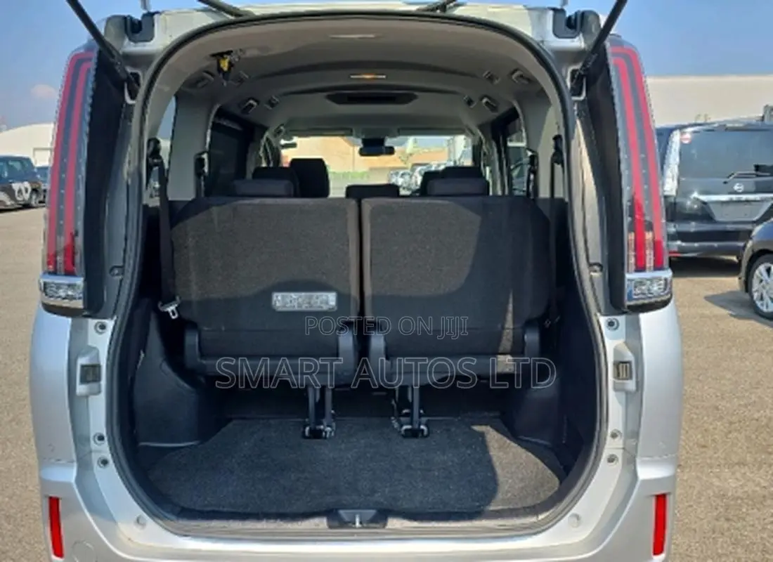 Toyota Noah 2021 Silver