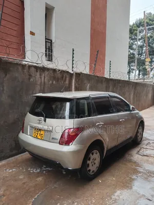 Toyota IST 2003 Gold