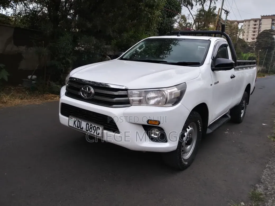 Toyota Hilux 2021 White