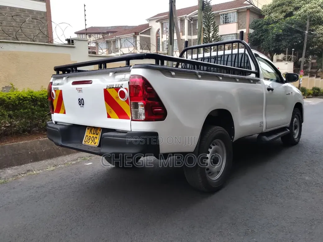 Toyota Hilux 2021 White