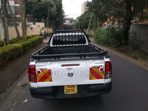 Toyota Hilux 2021 White