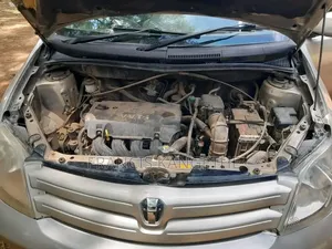Toyota IST 2003 Gold
