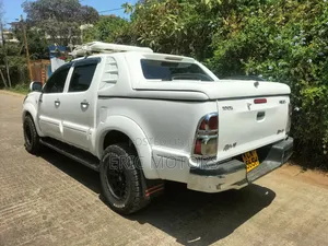 Toyota Hilux 2010 White