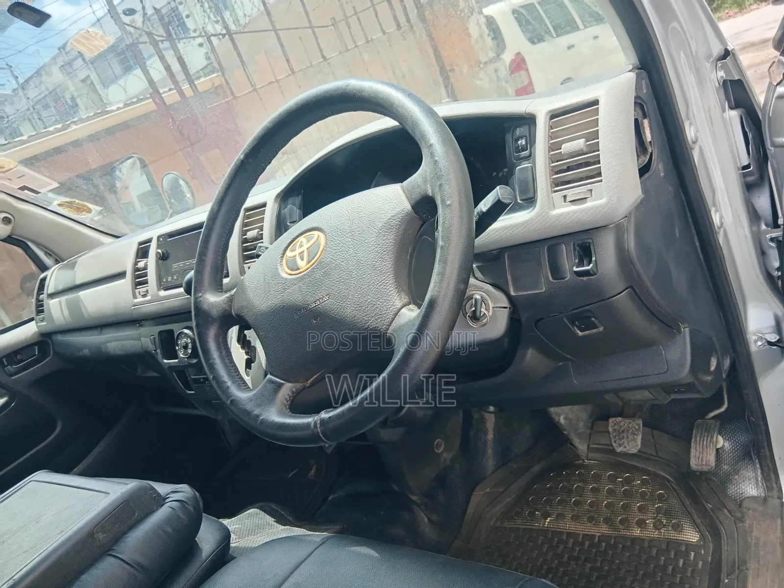 Toyota HiAce 2015 Silver