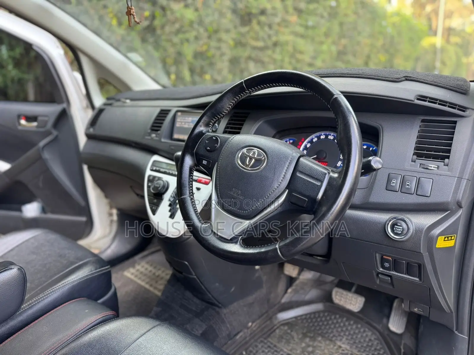 Toyota ISIS 2014 White