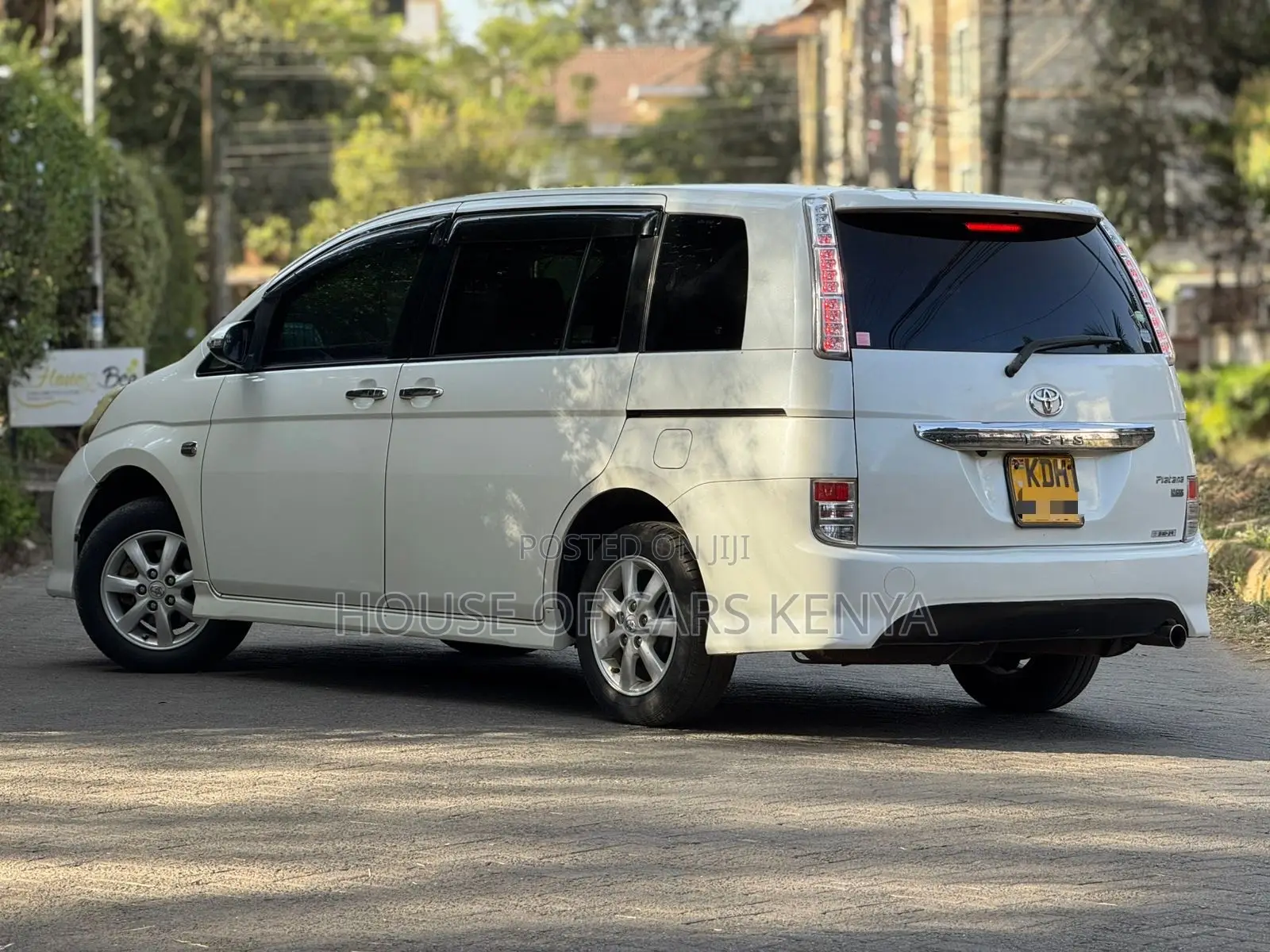Toyota ISIS 2014 White