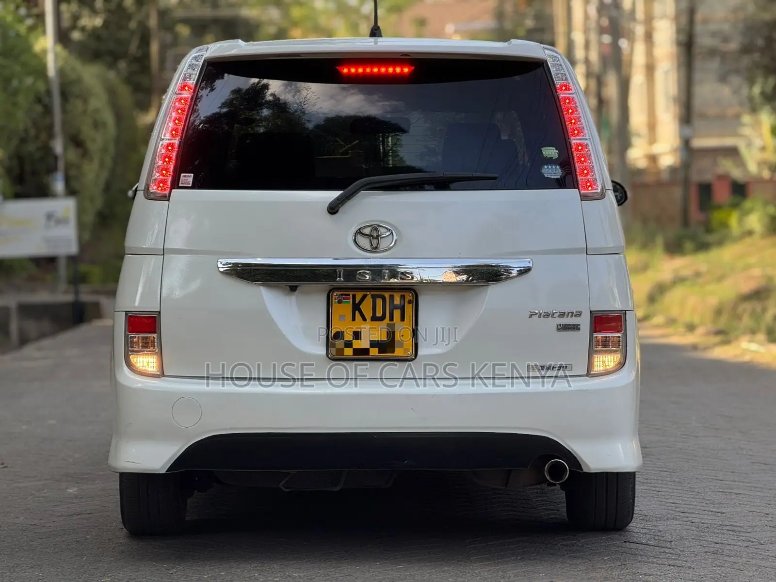 Toyota ISIS 2014 White